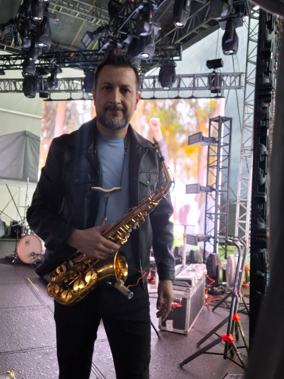 Fernando Carreto con saxofón en tarima de festival