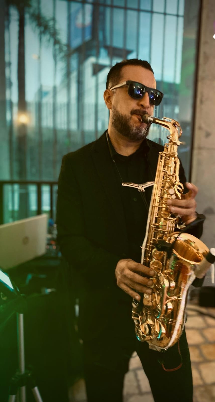 Fernando Carreto tocando saxofón de negro