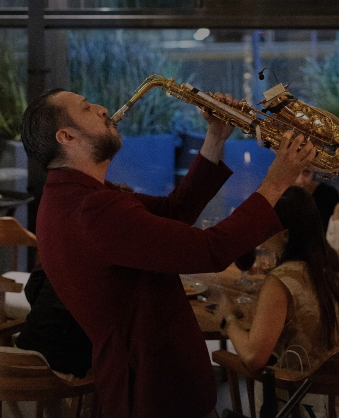 Fernando Carreto tocando saxofón en restaurante