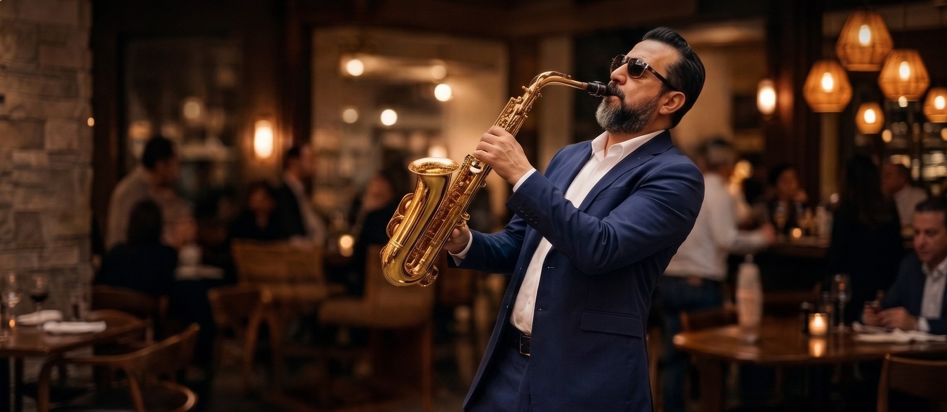 Fernando Carreto tocando saxofón en un evento elegante